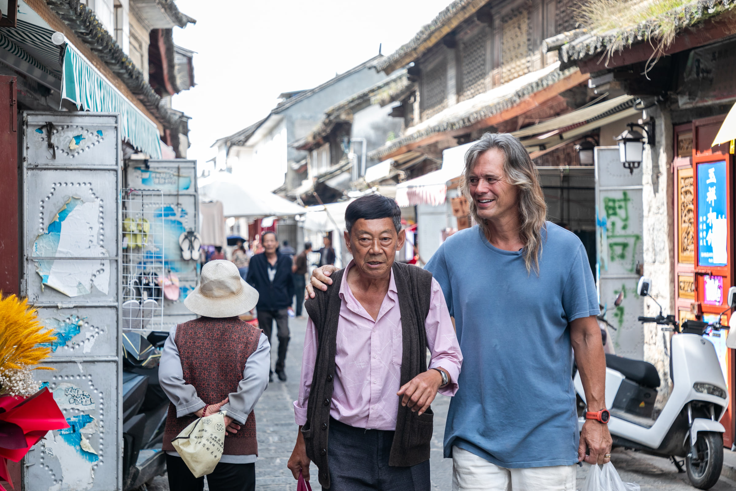 Brian Linden talks with a villager in Xizhou, Yunnan Province